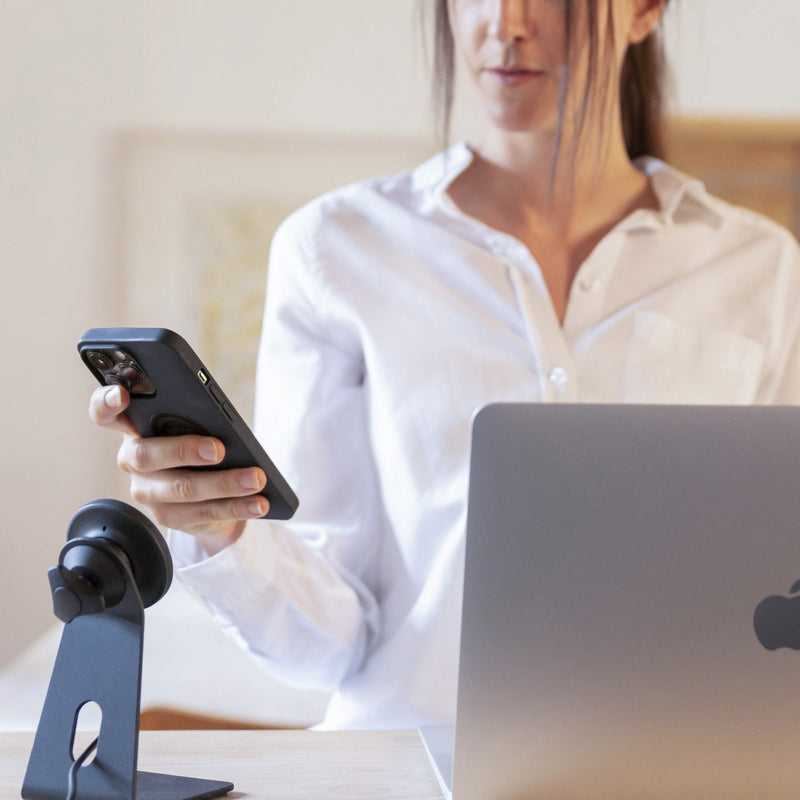 Kundenbetreuung - Bild einer Dame mit Telefon und Büroständer