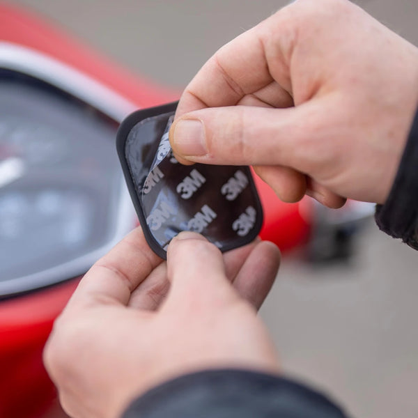 Plaque adhésive pour une utilisation polyvalente