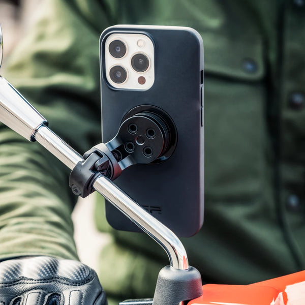 Smartphone-Montage an Spiegeln und Rohren